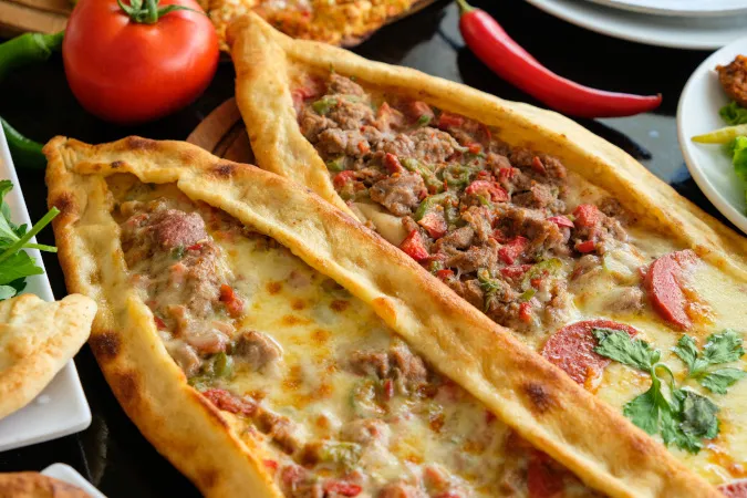 Kaşarlı Kuşbaşılı Pide